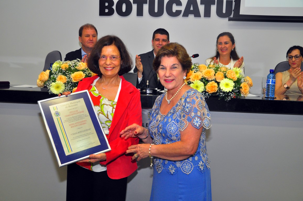 Dra. Maria Auxiliadora recebe título de cidadã botucatuense em sessão marcada pela emoção